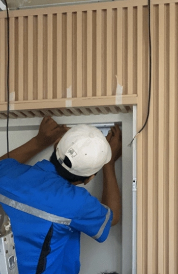 Pemasangan pintu interlock area produksi