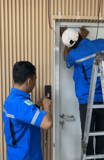 Instalasi pintu interlock pabrik elektronik