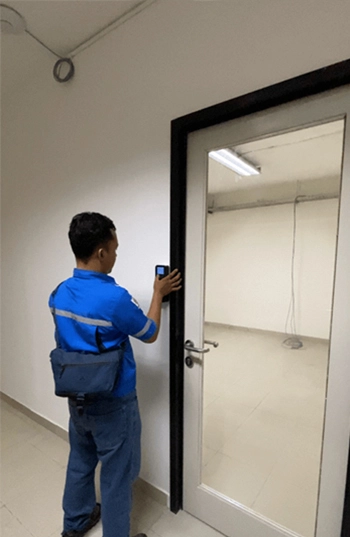 Pemasangan interlock door system pintu akses