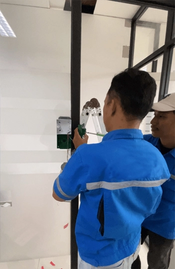Instalasi pintu interlock area bandara