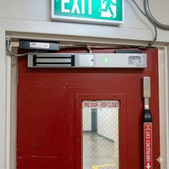 Maglock pada Pintu Emergency