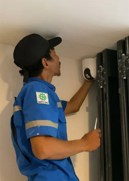 Teknisi BMU Interlock melakukan pemasangan kamera CCTV di Jakarta Timur