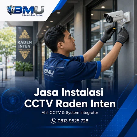 Teknisi BMU Interlock melakukan instalasi CCTV di Raden Inten Jakarta Timur