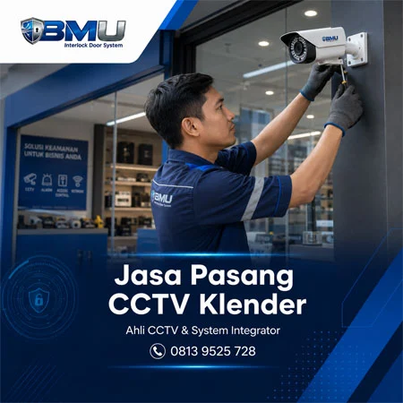 Teknisi BMU Interlock memasang CCTV di Klender Jakarta Timur