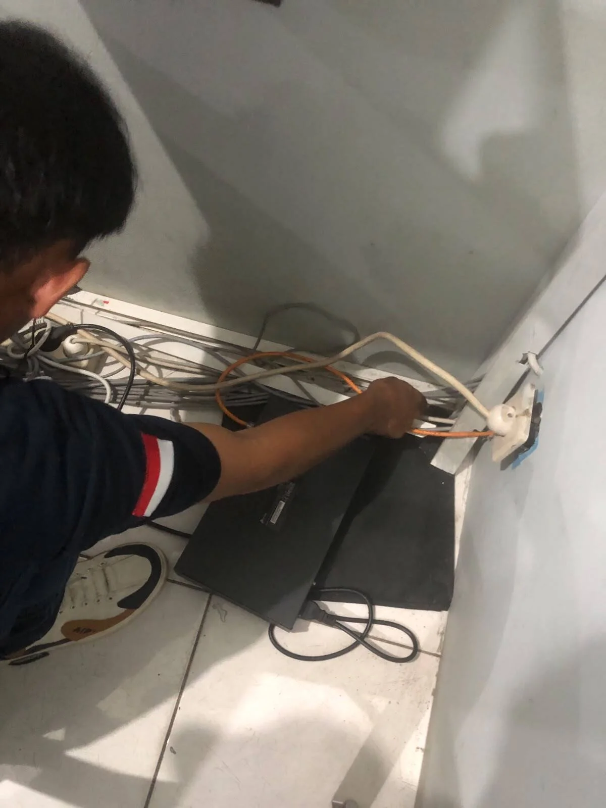 Teknisi BMU Interlock mengerjakan instalasi CCTV Jakarta Timur