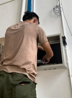 Teknisi BMU Interlock melakukan pengecekan dan kontrol CCTV 4 titik di area pabrik