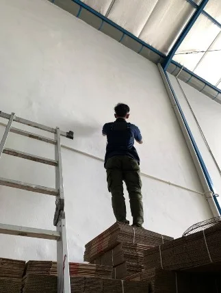 Teknisi BMU Interlock memasang CCTV 8 titik di area gedung perkantoran