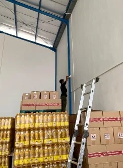 Teknisi BMU Interlock memasang CCTV 2 titik untuk pengawasan area gudang