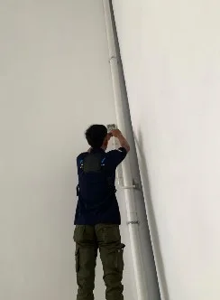 Teknisi BMU Interlock memasang CCTV 4 titik di area operasional pabrik