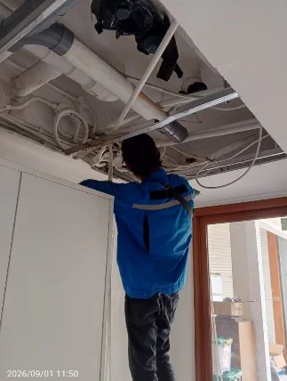 Teknisi BMU Interlock memasang sistem CCTV 12 titik di area ruko