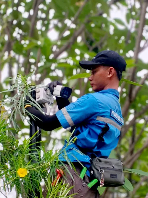 Teknisi BMU Interlock melakukan pemasangan CCTV untuk rumah kantor ruko gudang dan bisnis di Jakarta Barat